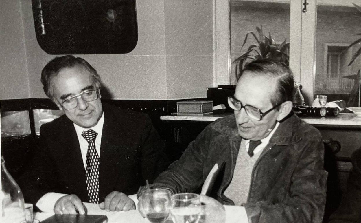 Delibes, dedicando un libro a su amigo Miguel Frechilla, en mayo de 1983. 