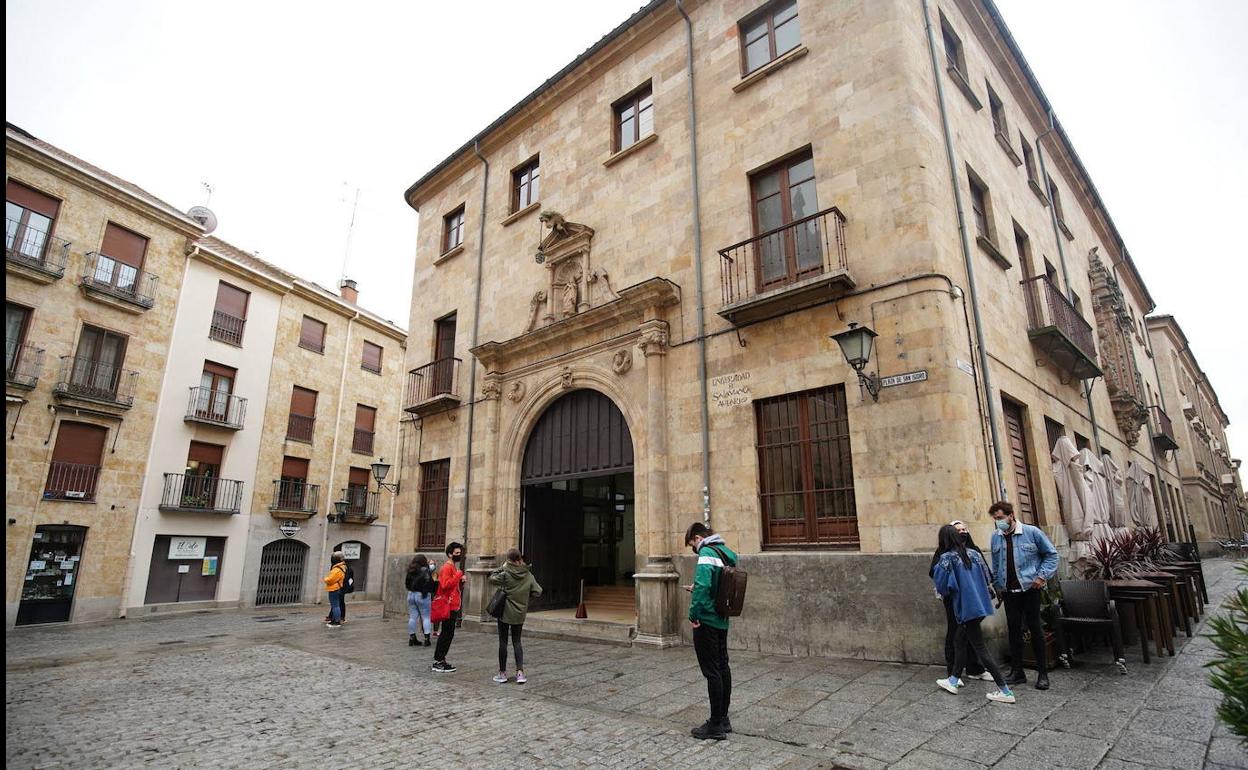 Alumnos de la USAL a la puertas de una facultad.