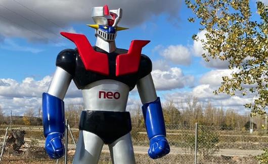Un gran Mazinger Z da la bienvenida a la bodega y se observa perfectamente desde la Nacional-122 