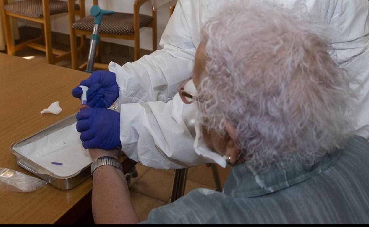 Toma de muestras en una residencia de Segovia para realizar un test de coronavirus.