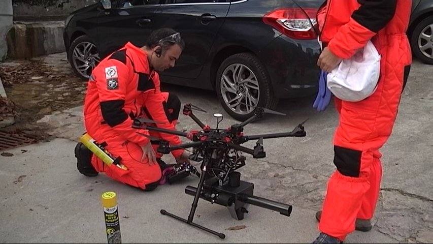 Los bomberos preparan el dron. A. Ojosnegros