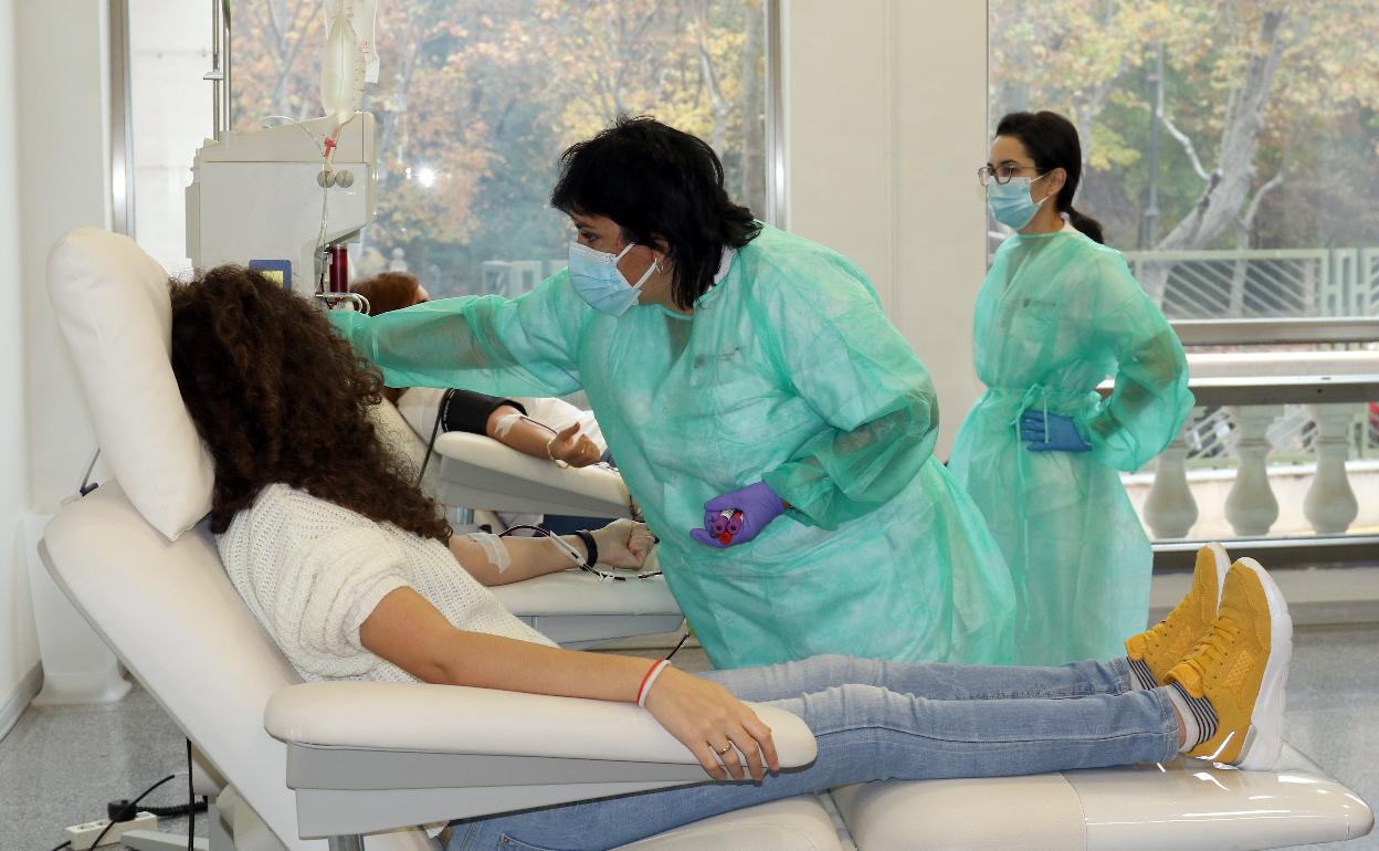 Una donante y personal del Centro de Hemoterapia y Hemodonación de Castilla y León en Valladolid durante una extracción. 