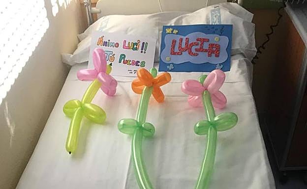 Detalles y mensajes de ánimo que le pusieron en la cama el día de su operación. 