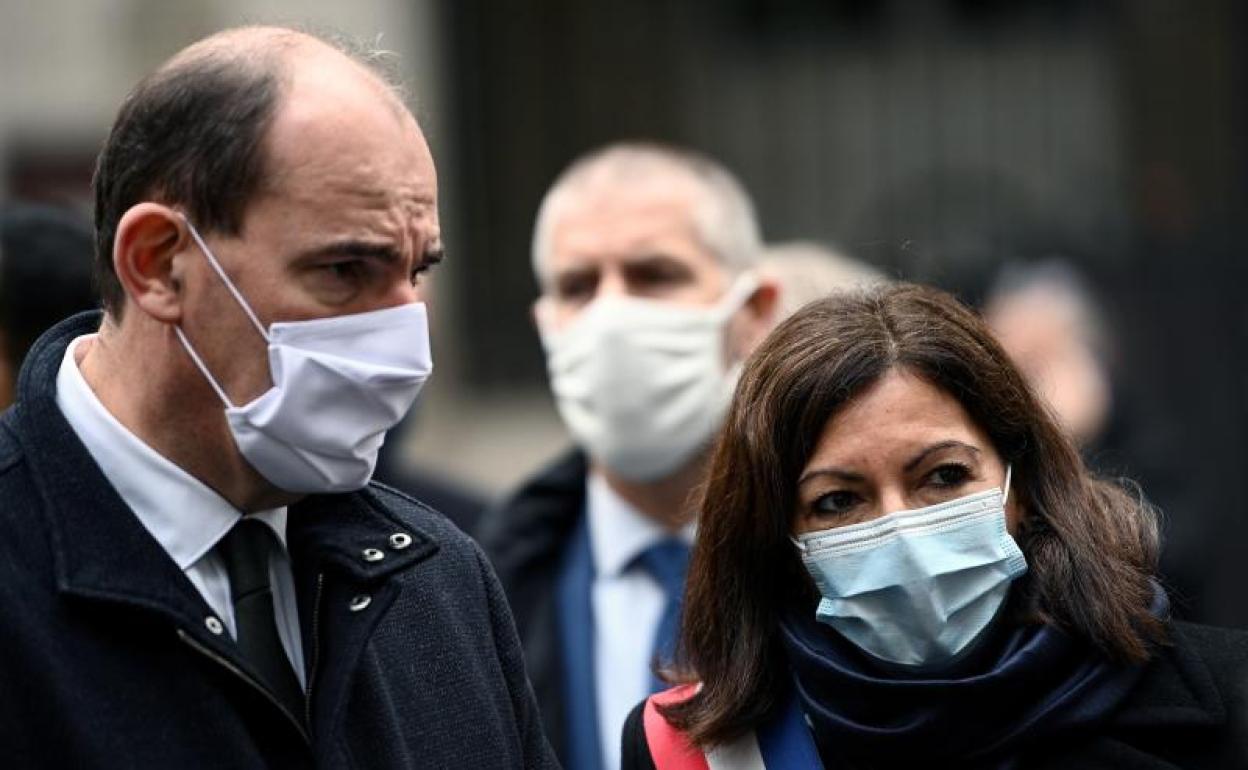 El primer ministro francés, ean Castex (L) y la alcalde de París Anne Hidalgo 