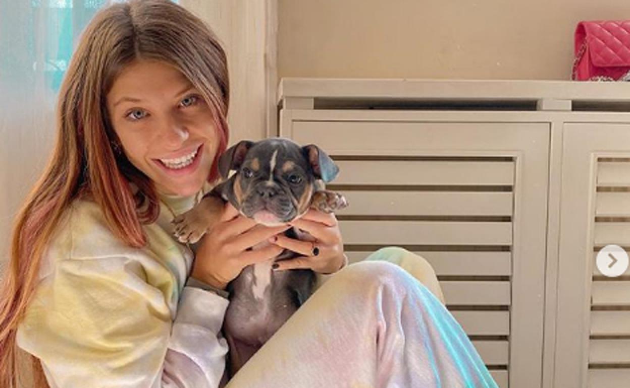 Anita con su cachorro Camilo. 