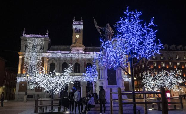 El Ayuntamiento de Valladolid iluminado. 