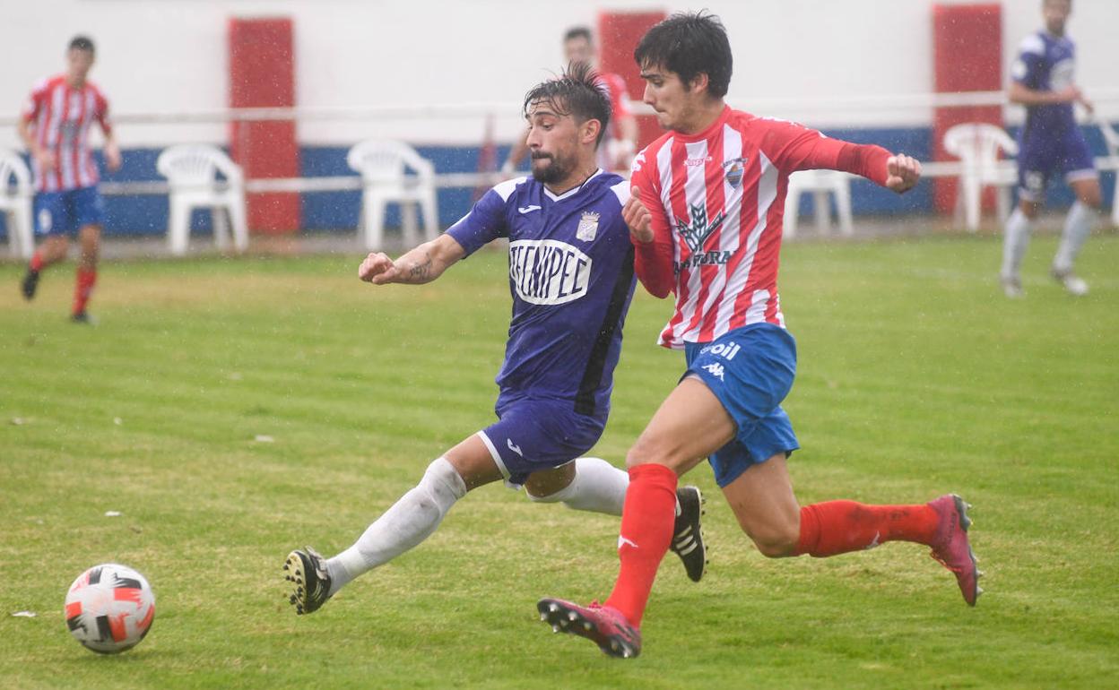 Riki disputa un balón para el Becerril, en el partido que les enfrentó al Tordesillas la jornada pasada. 