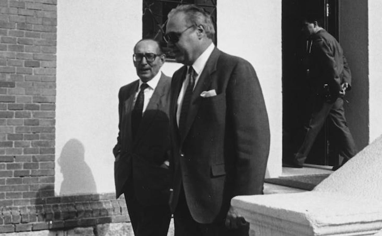 Miguel Delibes y Alejandro Royo-Villanova salen del Colegio de la Asunción tras una visita institucional al presidente de la Junta en 1992.