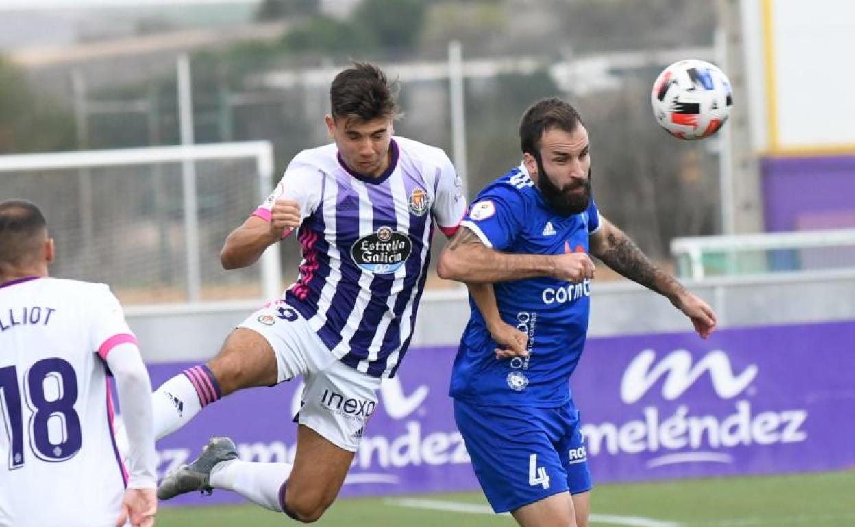 El blanquivioleta Uche, antes de lesionarse, en plena disputa con Aitor Ferrero, del Covadonga