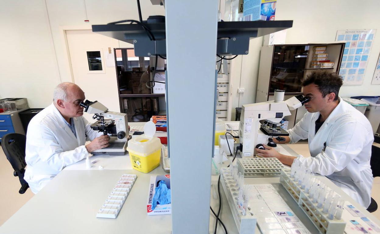 Investigadores en un laboratorio.