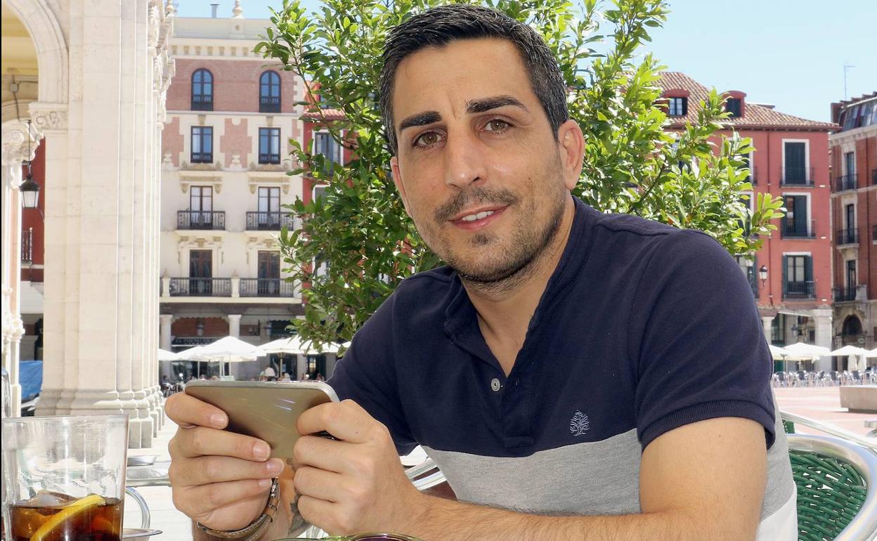 Sergio Muñoz en una terraza de la Plaza Mayor de Valladolid. 