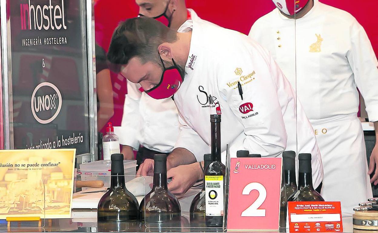 Emilio Martín prepara su tapa para el jurado en el Concurso Nacional. 