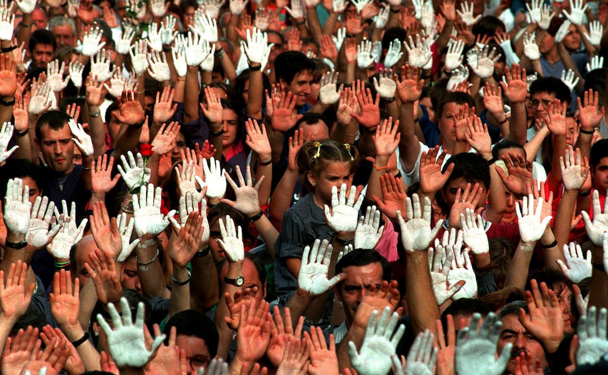 Manifestación, en 1997, por el asesinato de Miguel Ángel Blanco a manos de ETA. 