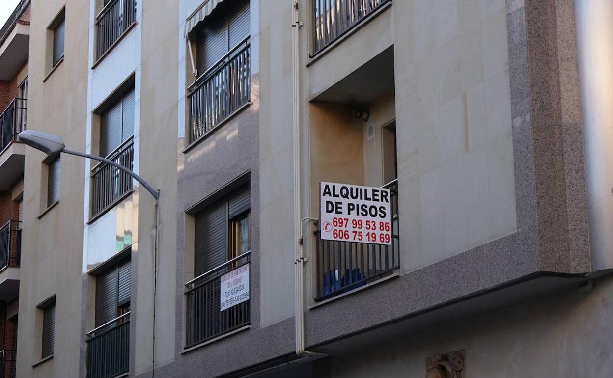 Un cartel informa sobre el alquiler de pisos en un barrio de la ciudad. 