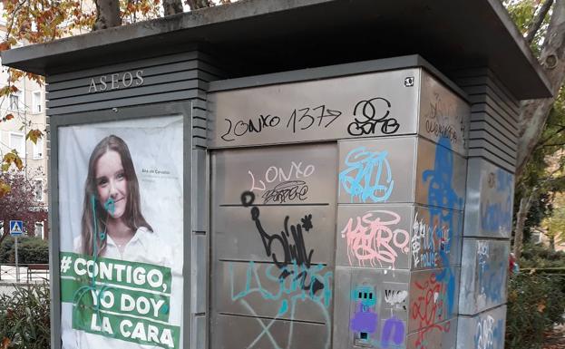 Urinario averiado en la plaza del Ejército.