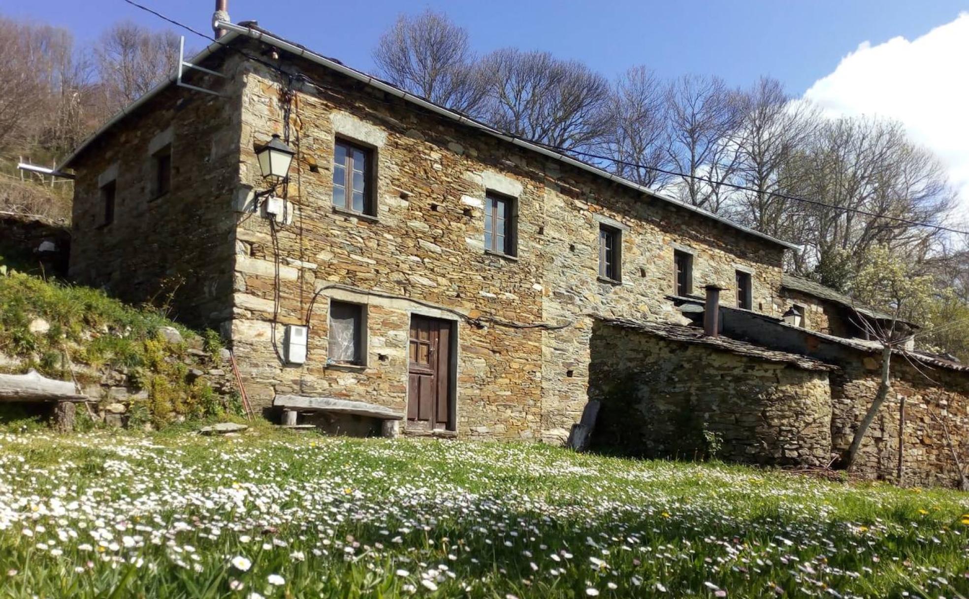 Una de las casas de Fuentes de Oliva.