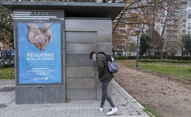 Un joven intenta acceder al aseo situado en la plaza de Poniente.