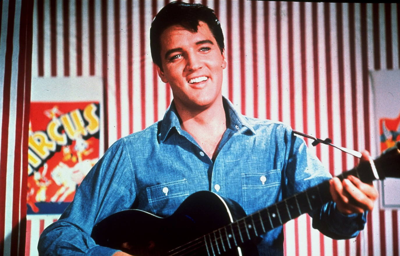 5.- Elvis Presley – 23 millones de dólares | Cantante y actor. Murió el 16 de agosto de 1977, a los 42 años. Motivo: Ataque al corazón