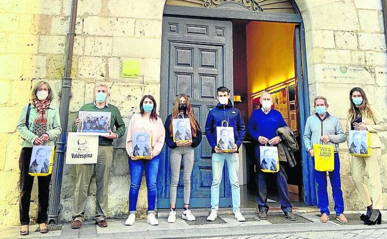 Vecinos de Valdespina, en la fundación dedicada al escritor. 