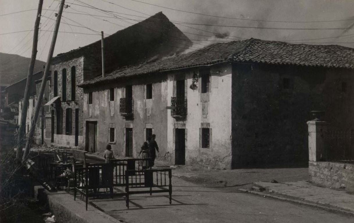 La Biblioteca Nacional publica las imágenes de los efectos causados por los incendios y bombardeos en la zona norte de León, Pola de Gordón, Santa Lucía y La Vid, durante la Guerra Civil 