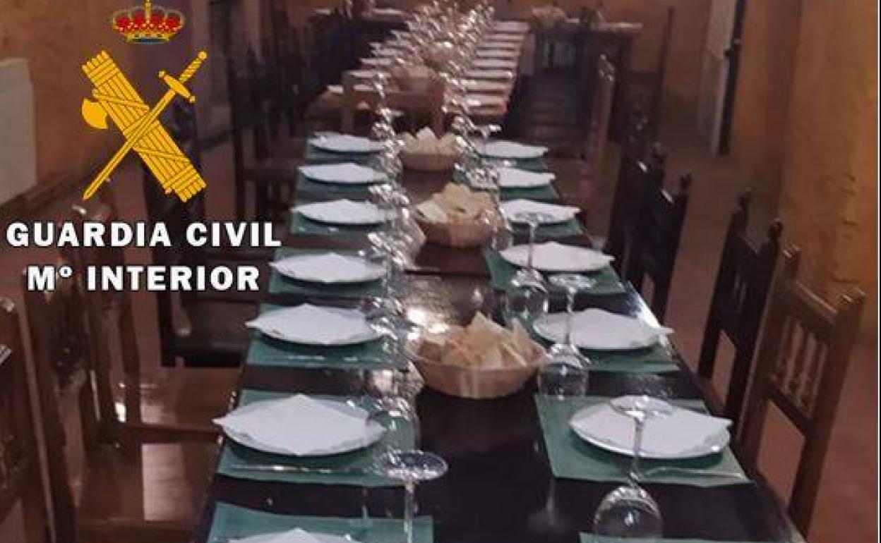 Mesa preparada para cuarenta comensales en la bodega donde fueron sorprendidos.