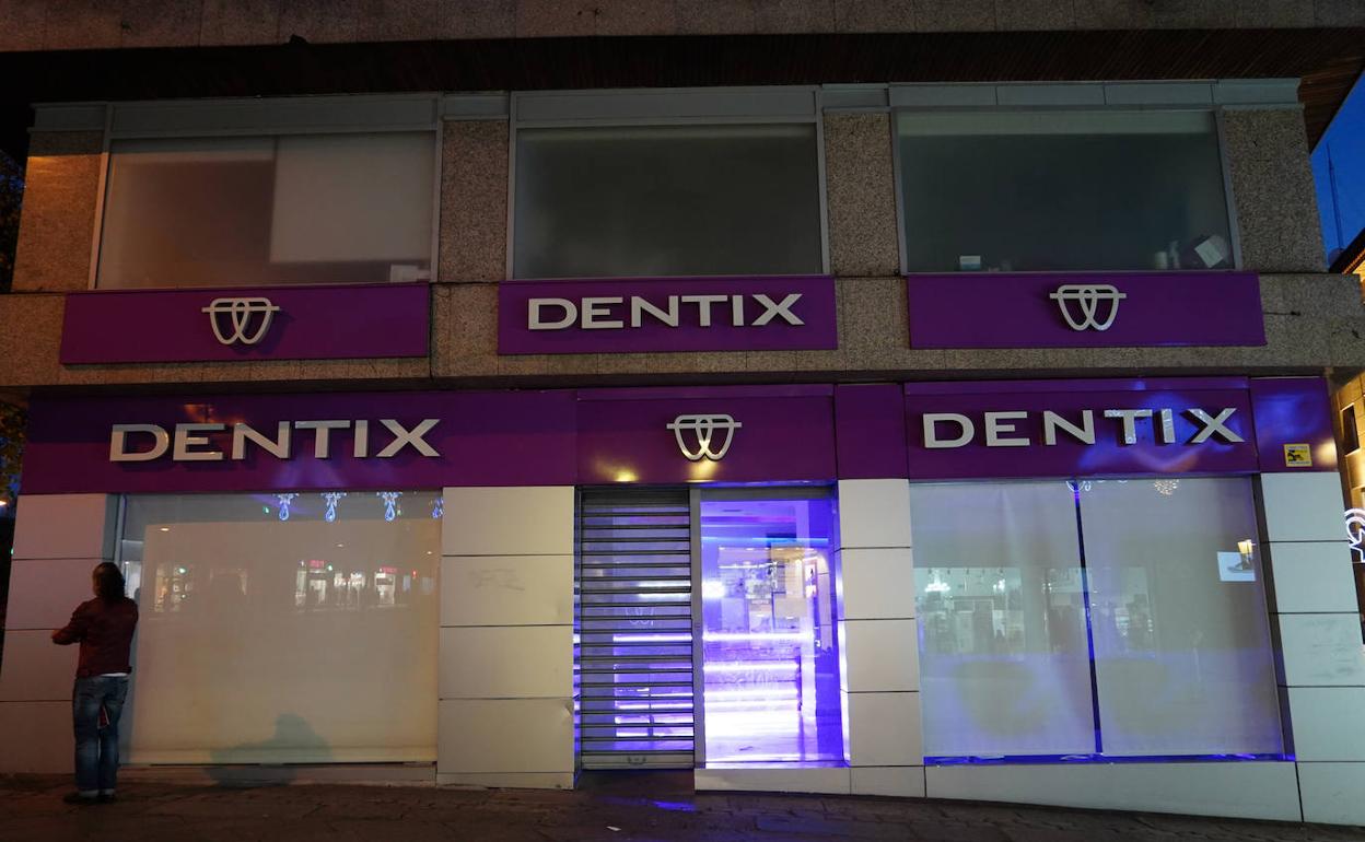 La persiana bajada sobre la puerta refleja el cierre de la clínica que tenía Dentix en la calle Toro. 