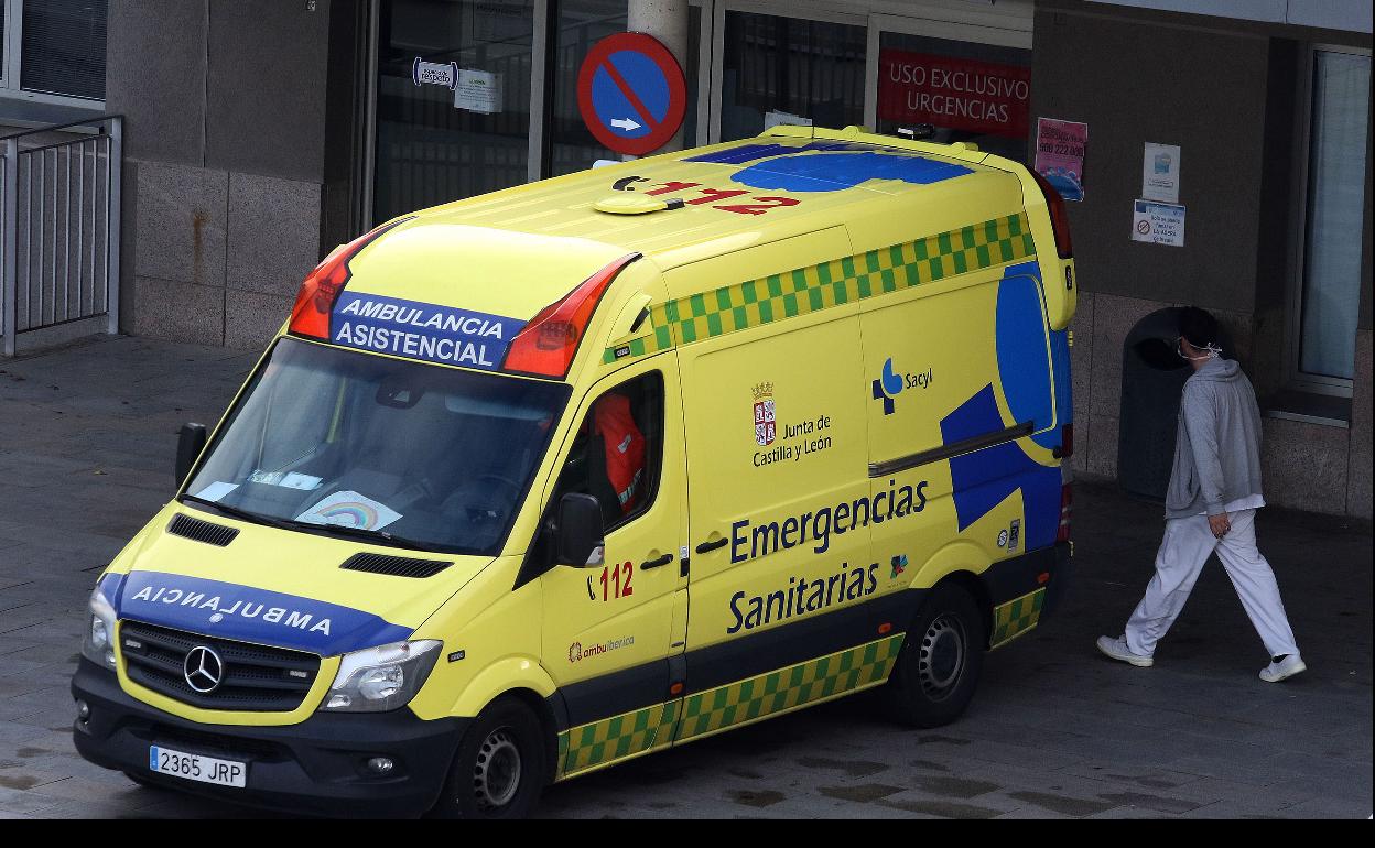 Una ambulancia, en la entrada del Hospital de Segovia.