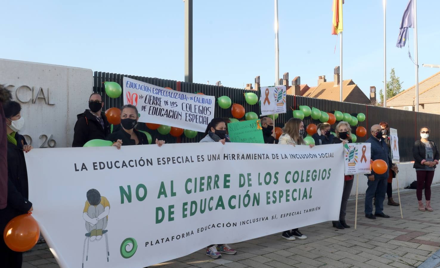 Fotos: Protesta contra la Ley Celaá frente al Centro de Educación Especial Nº 1 de Valladolid