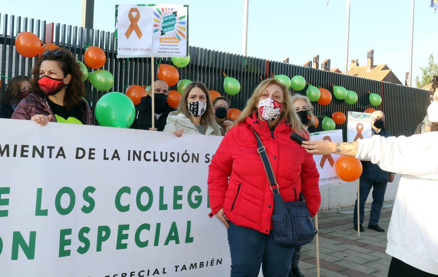 Fotos: Protesta contra la Ley Celaá frente al Centro de Educación Especial Nº 1 de Valladolid