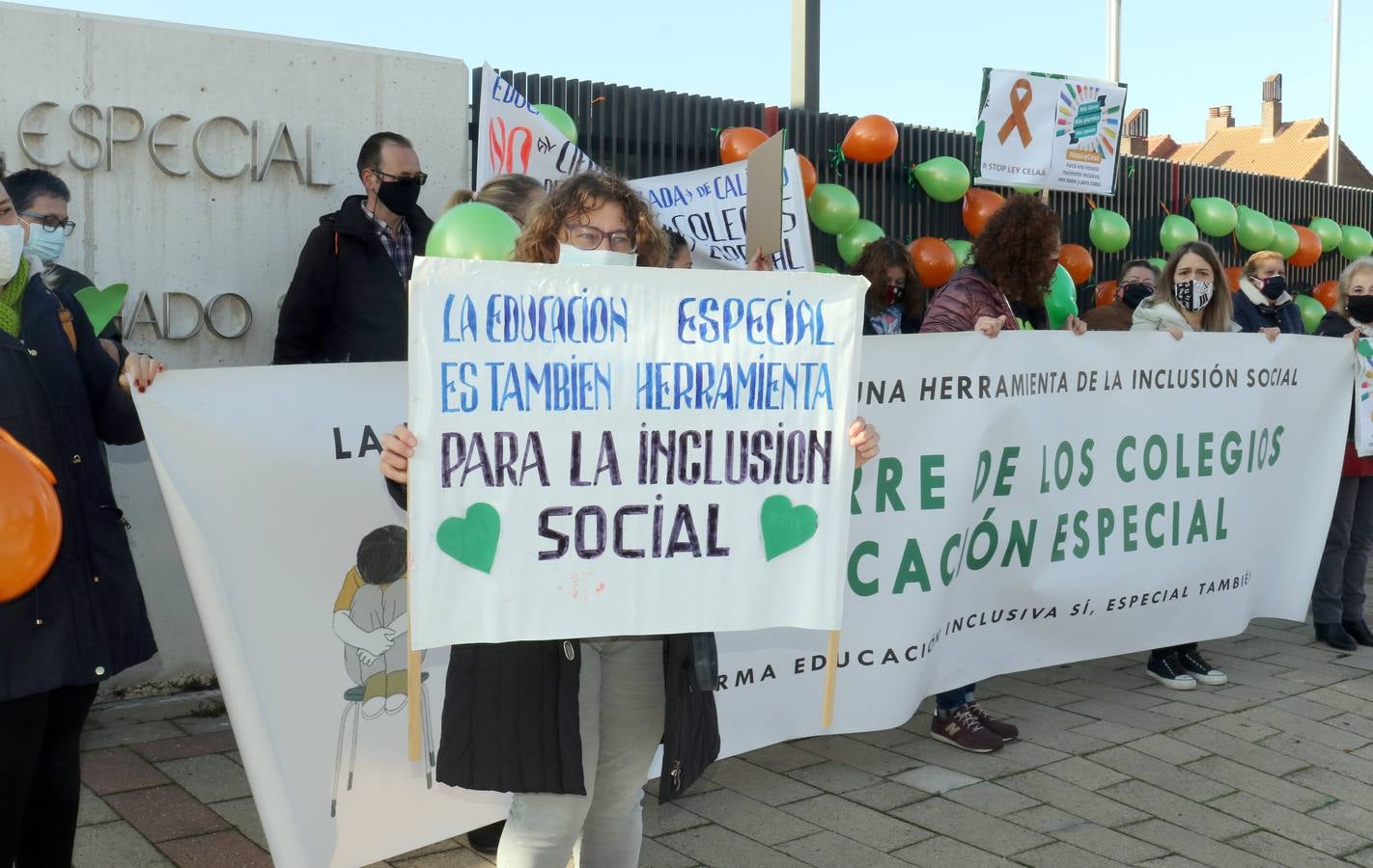 Fotos: Protesta contra la Ley Celaá frente al Centro de Educación Especial Nº 1 de Valladolid