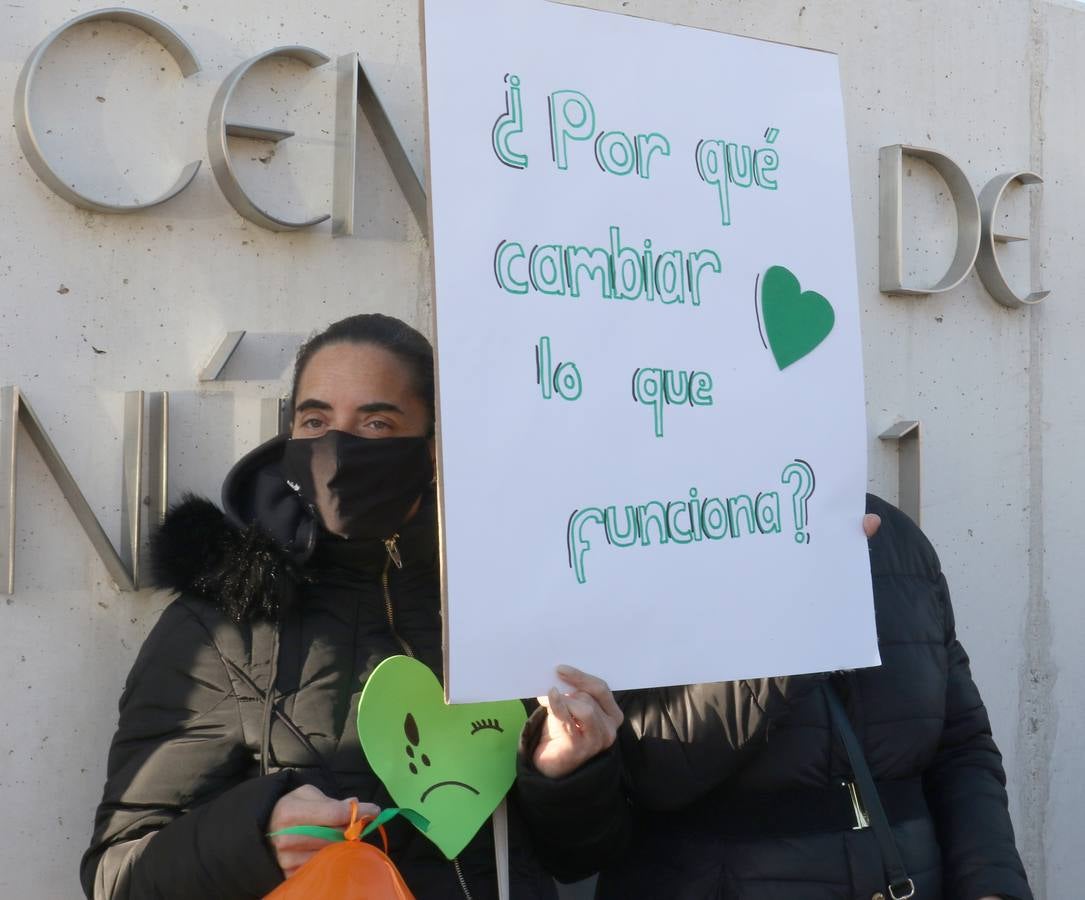 Fotos: Protesta contra la Ley Celaá frente al Centro de Educación Especial Nº 1 de Valladolid