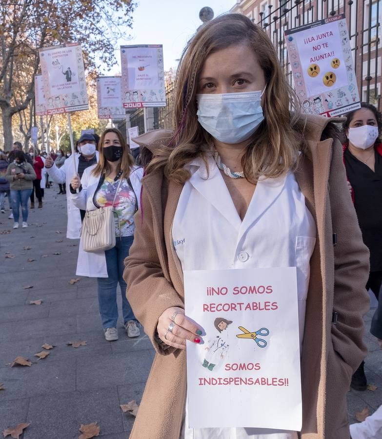 Fotos: Sanitarios de Valladolid protestan por sus condiciones laborales