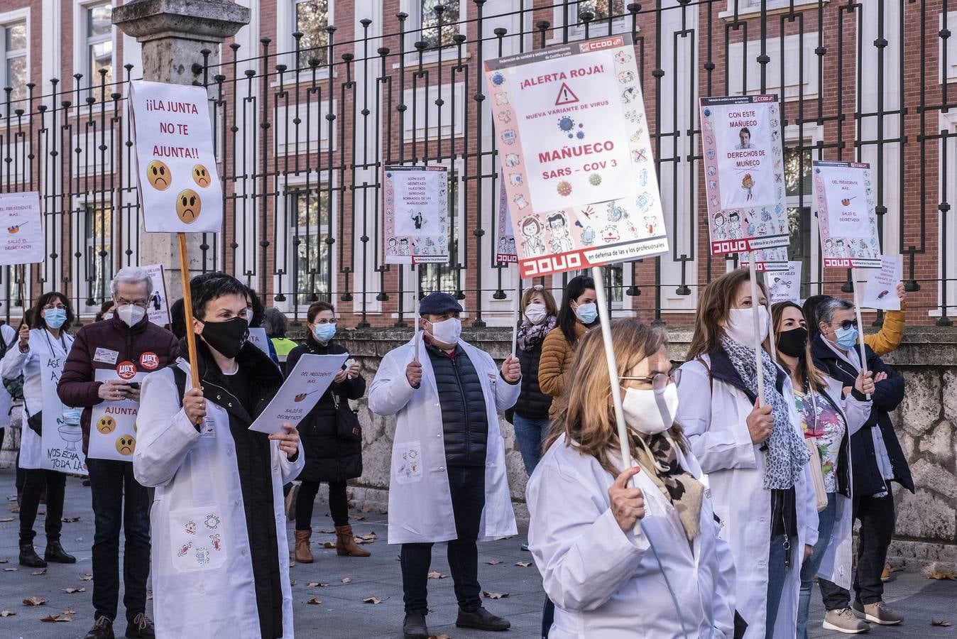 Fotos: Sanitarios de Valladolid protestan por sus condiciones laborales