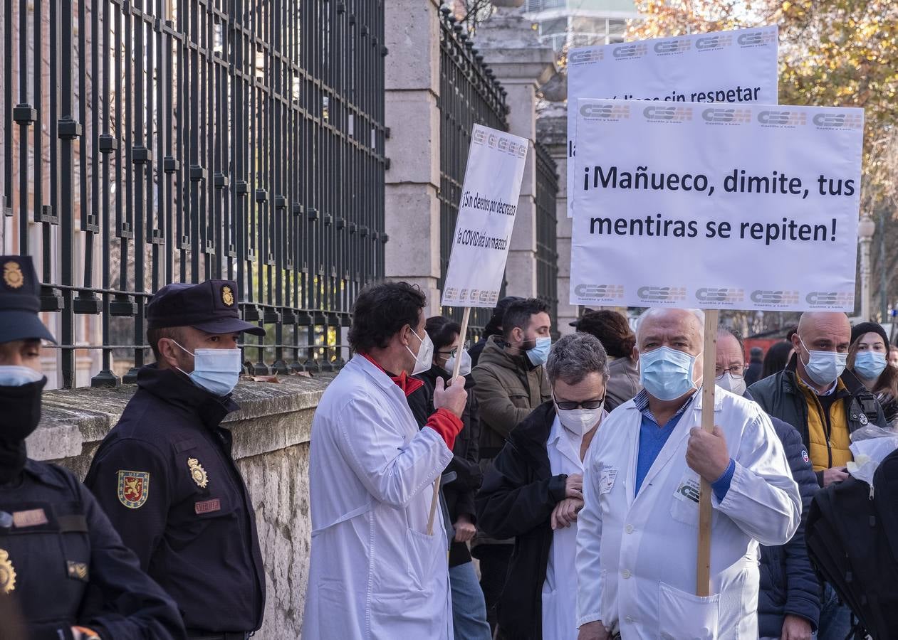 Fotos: Sanitarios de Valladolid protestan por sus condiciones laborales