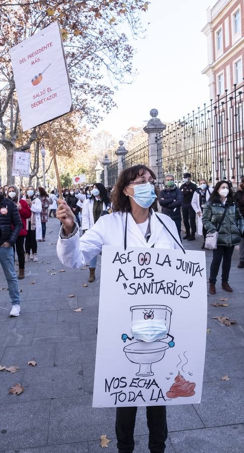 Fotos: Sanitarios de Valladolid protestan por sus condiciones laborales