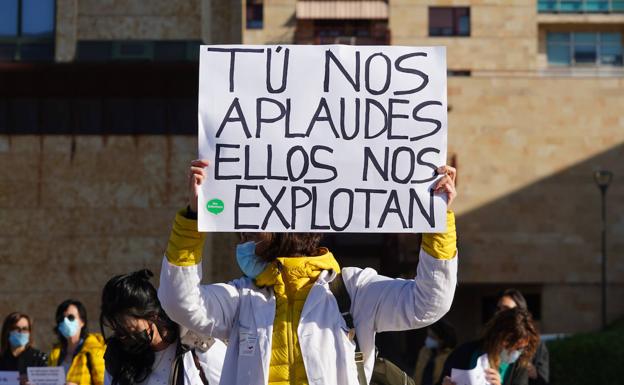 Cartel de protesta contra el nuevo decreto que regula las condiciones de los sanitarios.