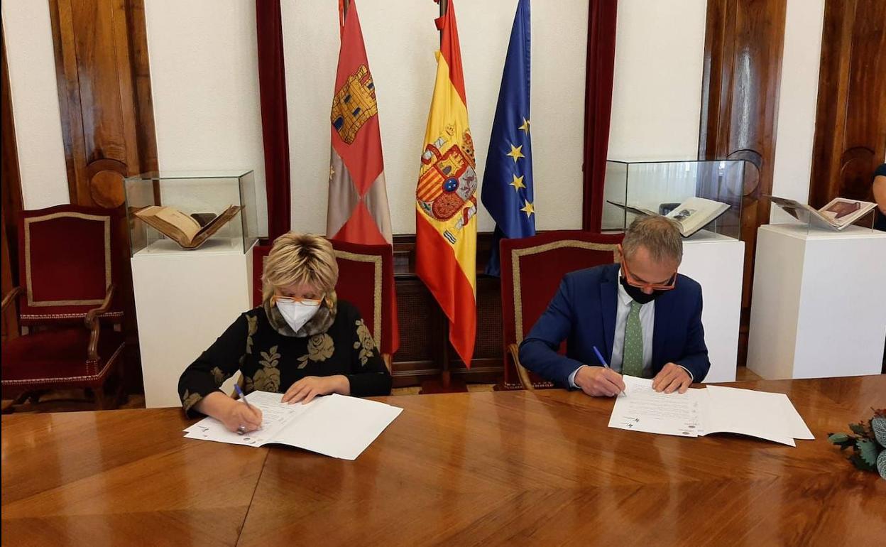 Encarnación Pérez y Ricardo Rivero firman el convenio. 