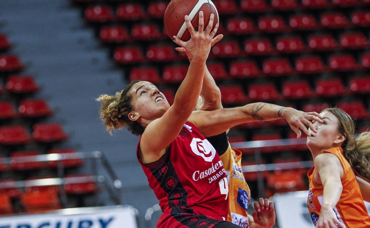 Laura Nicholls realiza una entrada a canasta a aro pasado con el Casademont Zaragoza. 