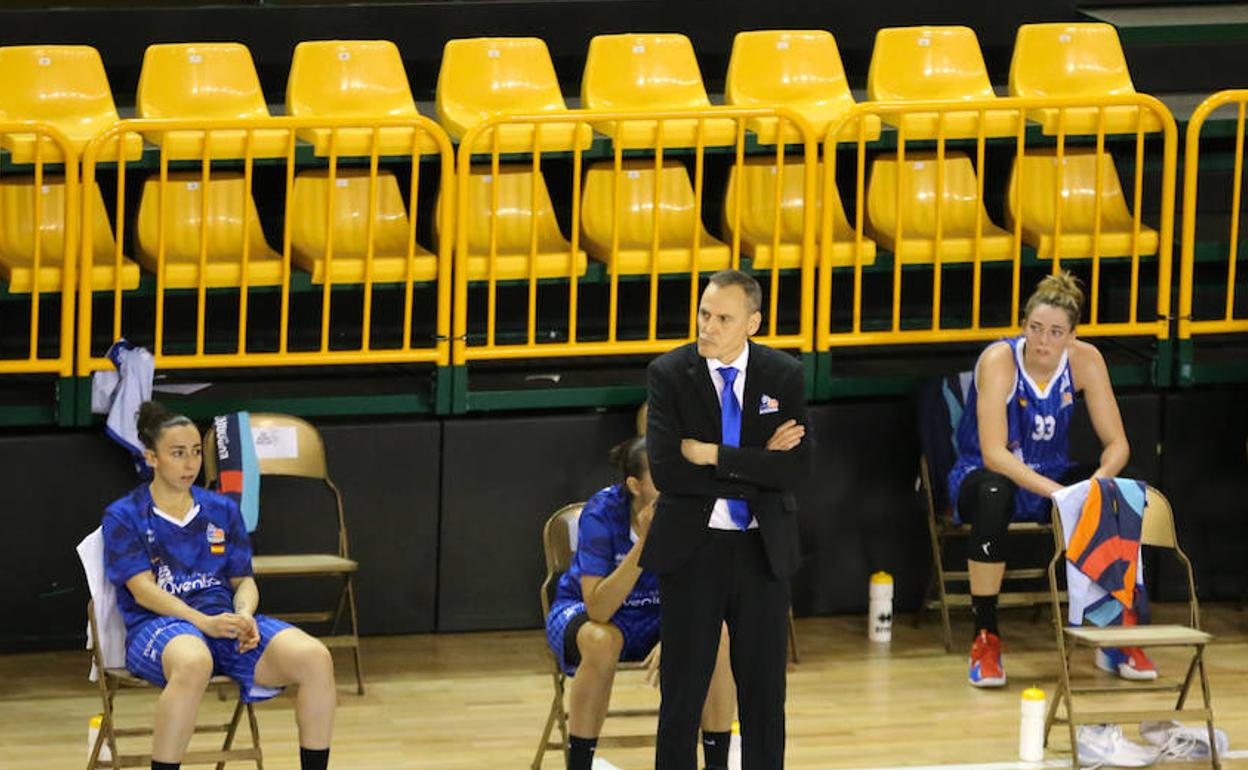Silvia Domínguez, Vilaró, Katie Lou Samuelson y Roberto Íñiguez siguen un encuentro del CB Avenida en Würzburg.
