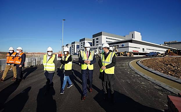 Autoridades municipales en la visita a las obras del vial y la rotonda de acceso, finalmente concluidas.