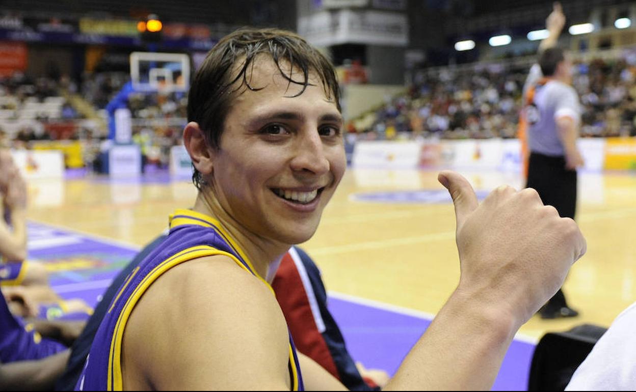 Fede Van Lacke, sonriente en el banquillo durante un partido en Valladolid. 