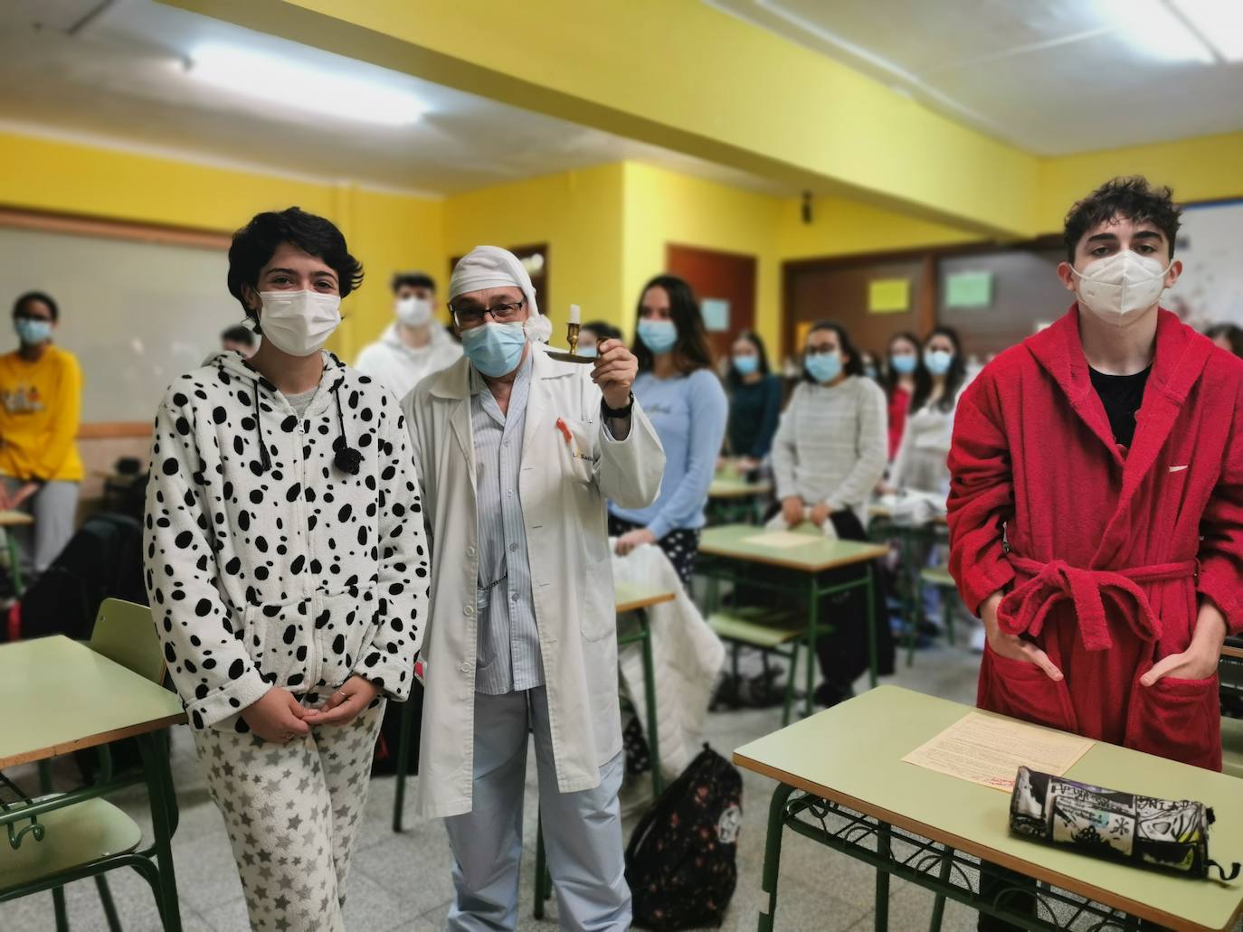 Imagen secundaria 2 - Distintas clases celebrando la jornada de pijama en clase. 