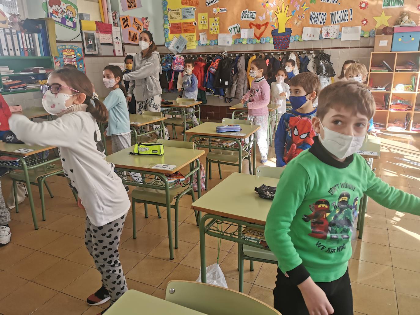 Imagen secundaria 1 - Distintas clases celebrando la jornada de pijama en clase. 