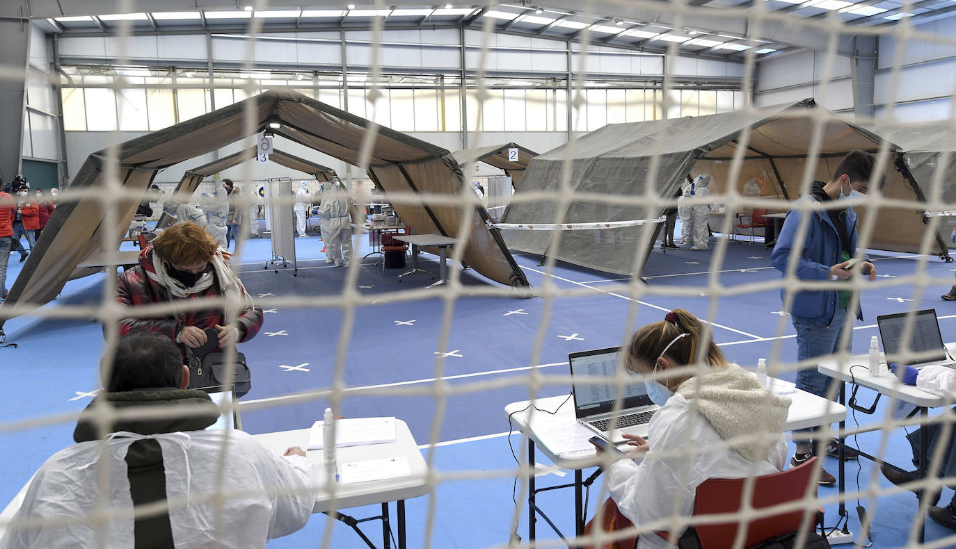 Burgaleses de todas las edades han acudido a la primera jornada de cribado masivo en Burgos.