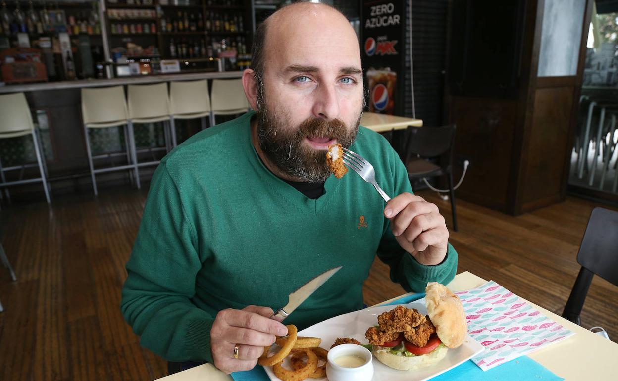 Luis Manuel Cortés prueba su hamburguesa. 