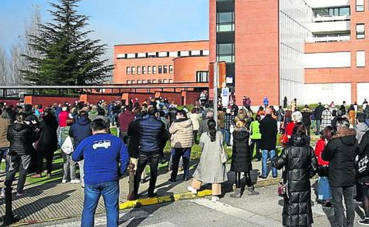 Protesta frente al Hospita del Bierzo. 