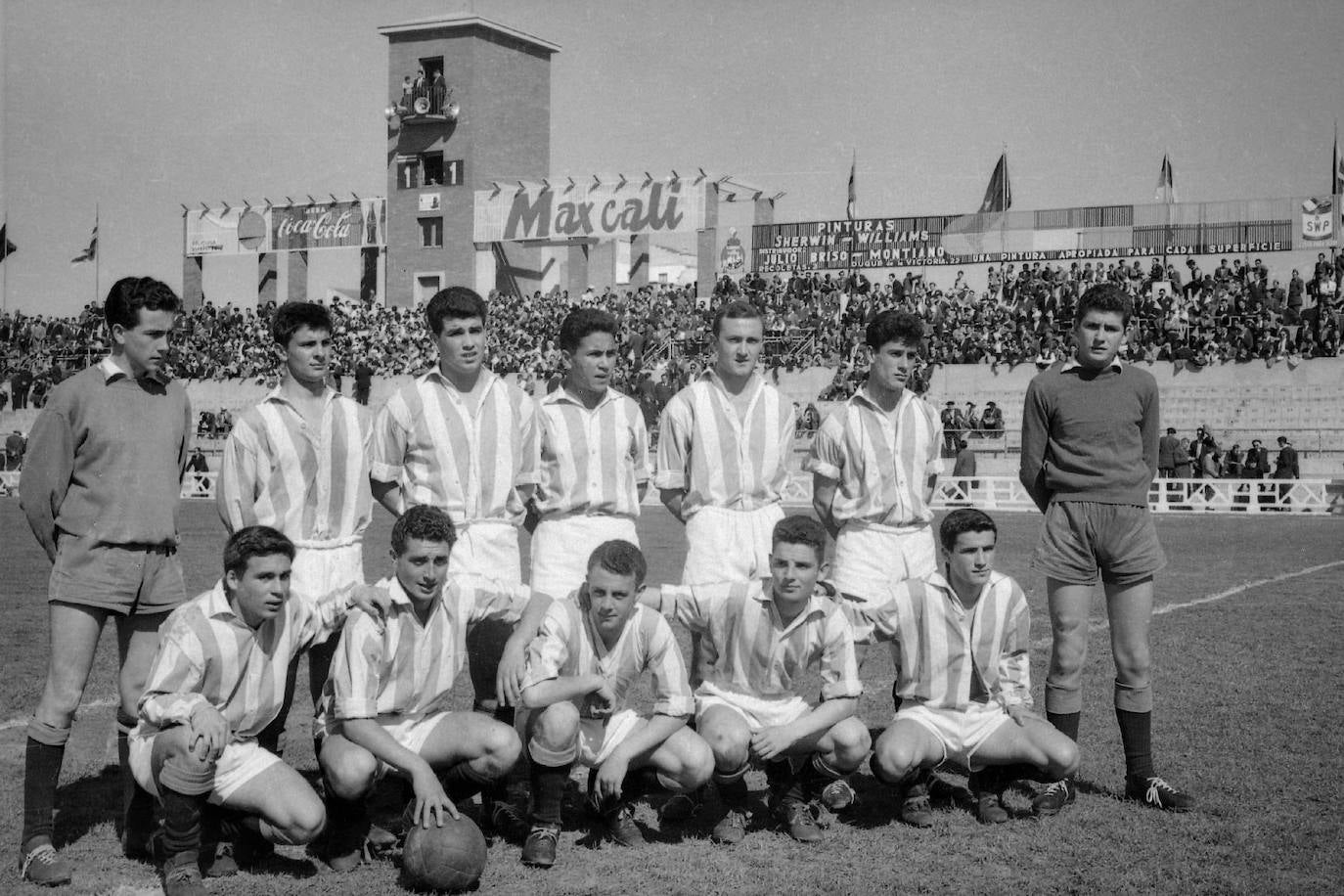 Foto para la historia del futbol juvenil vallisoletano. Este es el equipo del Real Valladolid que disputó la final del Campeonato Regional a la U.D. Salamanca. De pie: Miguel, Antonio Barajas, Santana, Emilio Chicote, Julito, Valbnuena y Ruiz Lacroise. Agachados: Vallejo, Ortega, Marañón, Mariano Santos y De Vena. 