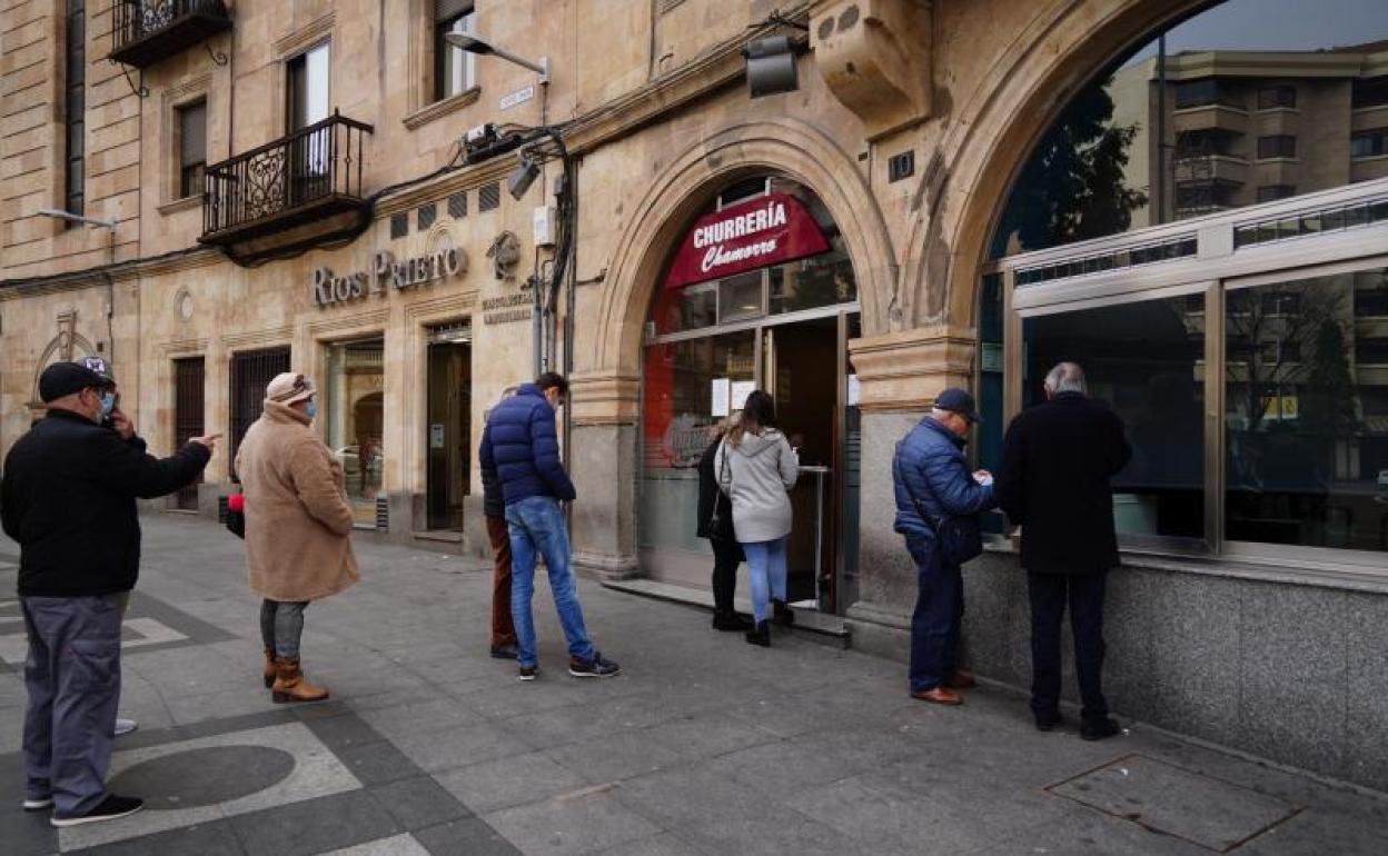 Cola de personas que esperan para comprar un café para llevar, en Salamanca.