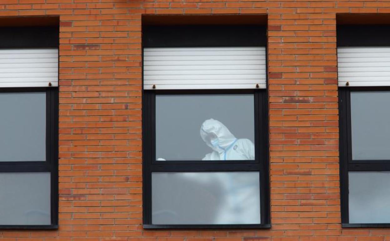 Un profesional limpia una zona covid del hospital de Ponferrada.