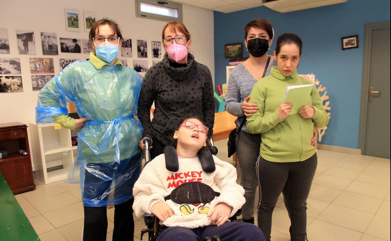 En el centro, María de Pablos y su hija Celia, flanqueadas por Isabel Gómez (izquierda) y Bustar Álvaro y Cristina Serrano, a la derecha. 